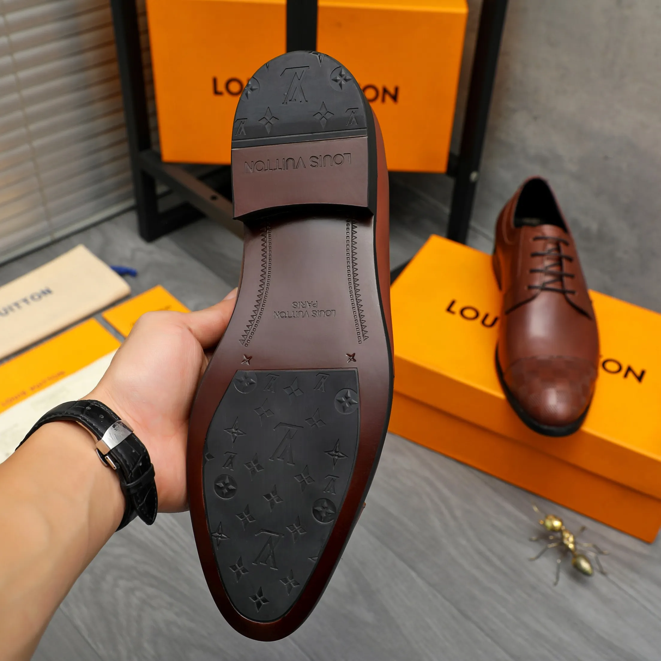 Men's shoes 💰p460 Product trademark: LV (Louis Vuitton) business lace-up leather shoes True size: 39-44 Product material: Selected cowhide stitching classic embossed upper, cowhide lining, original rubber outsole